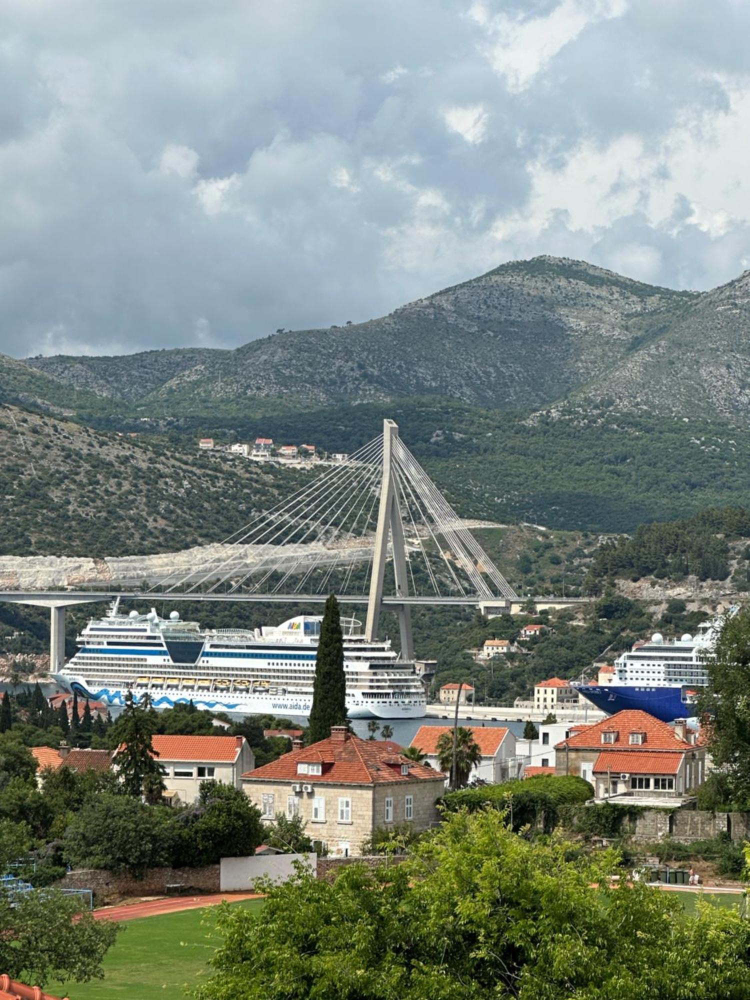 Cruise Ship Bridge View Apartment Luka Dubrovnik Eksteriør billede