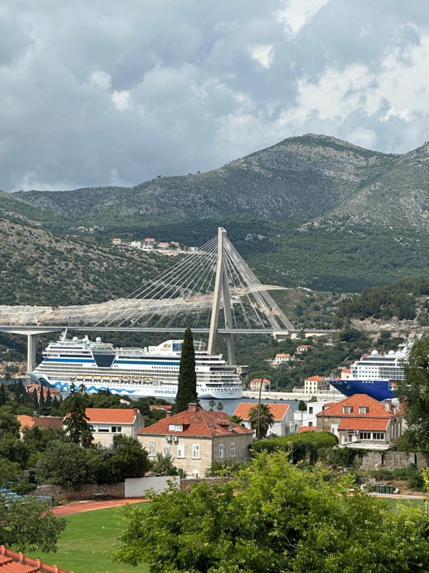 Cruise Ship Bridge View Apartment Luka Dubrovnik Eksteriør billede